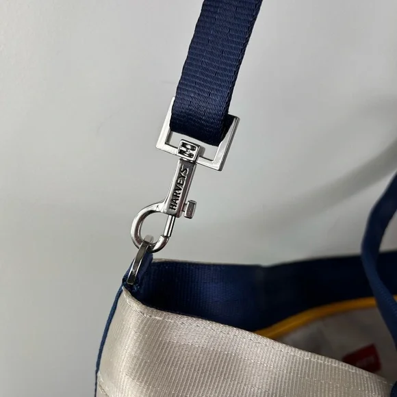 Harveys seatbelt tote bag in a two-tone design - Picture 5 of 9
